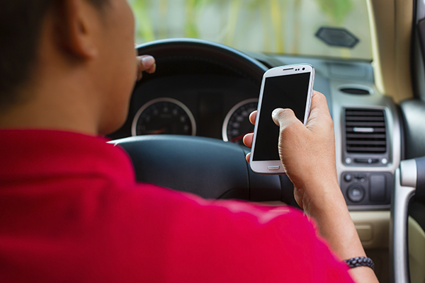 Francia sancionará también a los conductores que usen el móvil con el vehículo parado 